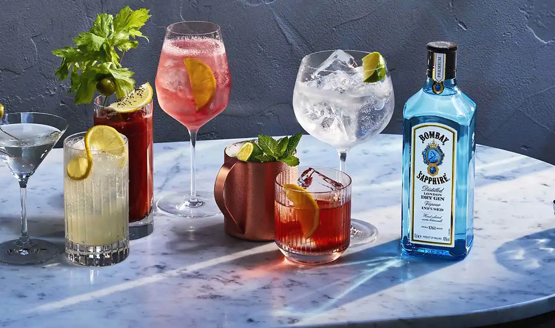 cócteles en una mesa, variedad, hechos con Bombay Sapphire
