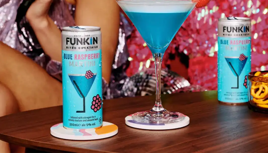 cocktails en una mesa, ready to serve