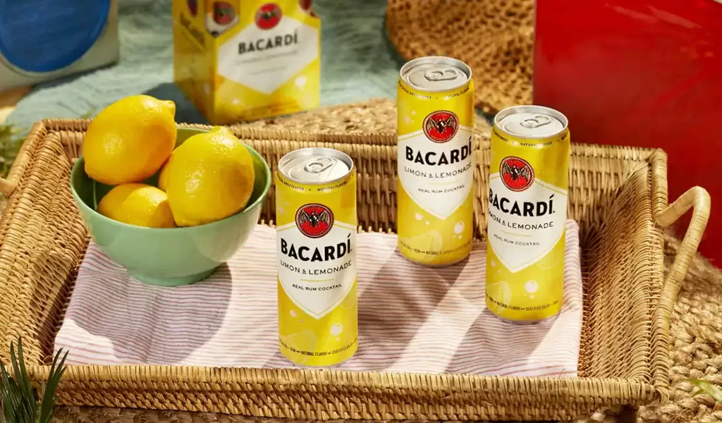 Latas de Bacardi Limón RTD encima de una mesa en verano