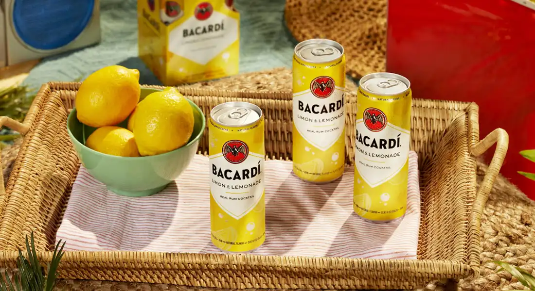 Latas de Bacardi Limón RTD encima de una mesa en verano