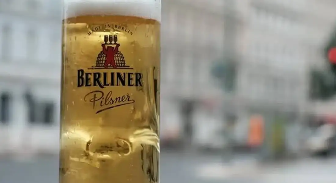 copa de cerveza Berliner Pilsner en un bar