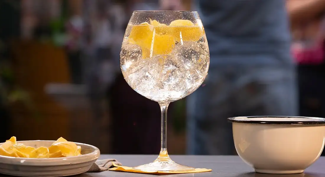 coctel preparado con Gordon't Gin & Tonic sobre una barra de bar