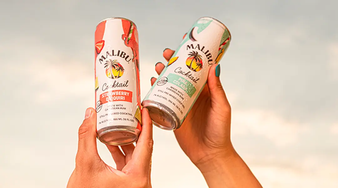 bebida RTD malibu en la playa 