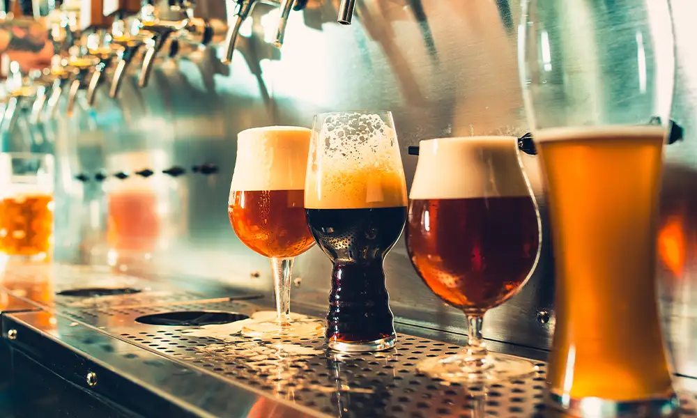 diferentes tipos de cerveza en bar