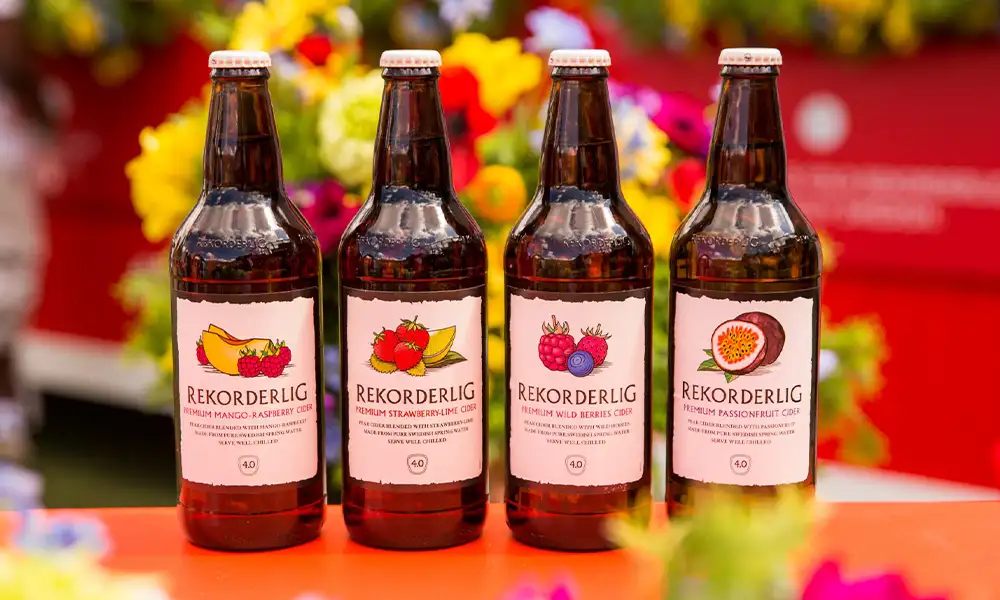 sidra rekordelig en sus diferentes variedades en una mesa