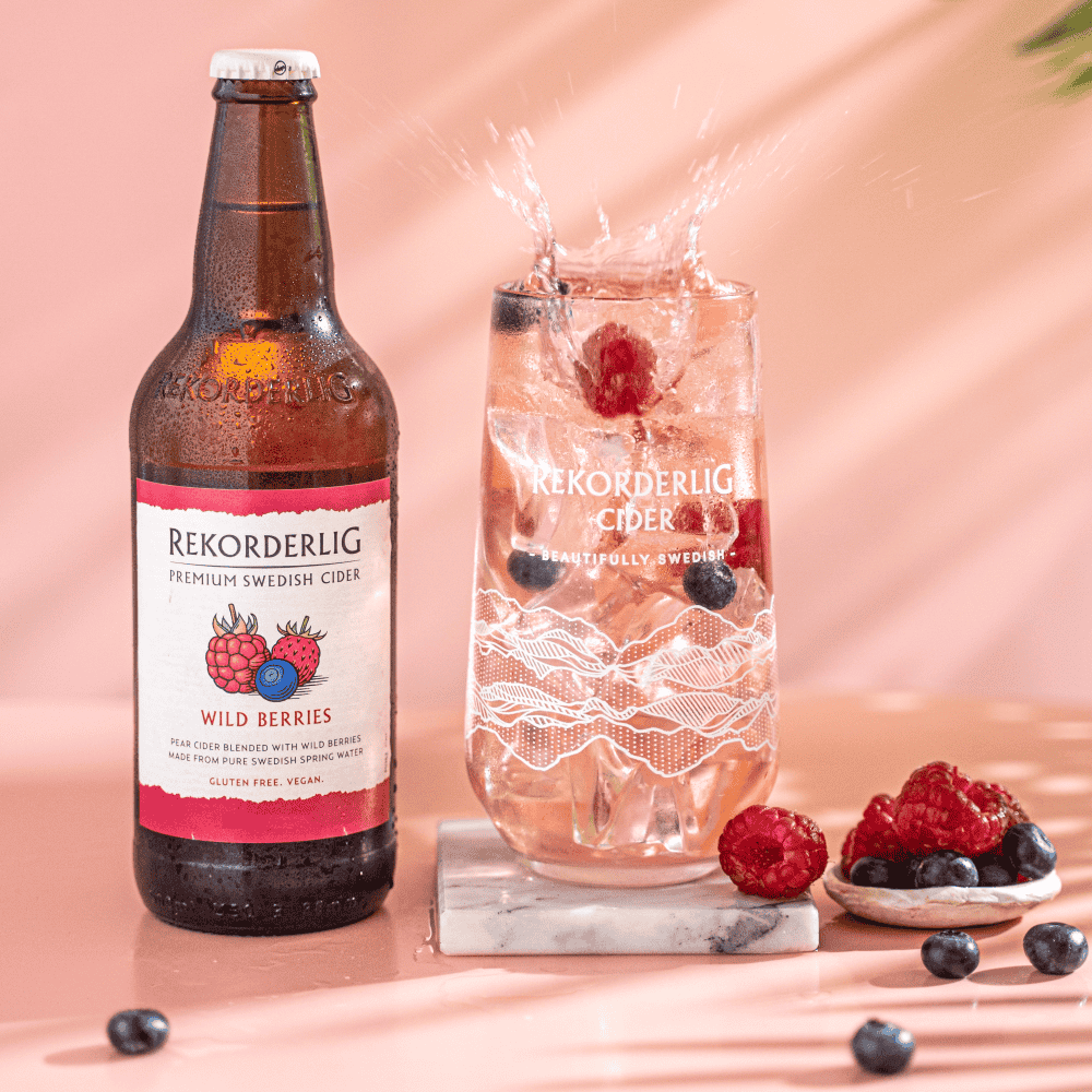 Botella de Rekorderlig sidra sueca fría con hielo