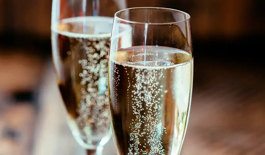 copas de vino prosecco canti sobre una mesa en fiesta