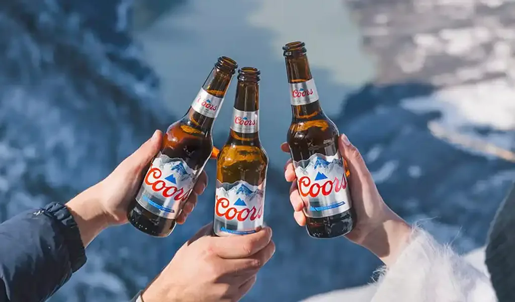 botellas de coors light en montaña con amigos
