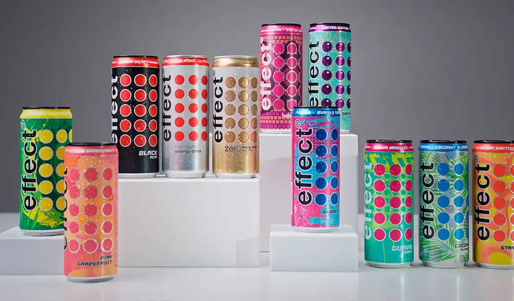 botellas de bebidas energética effect energy sobre una mesa