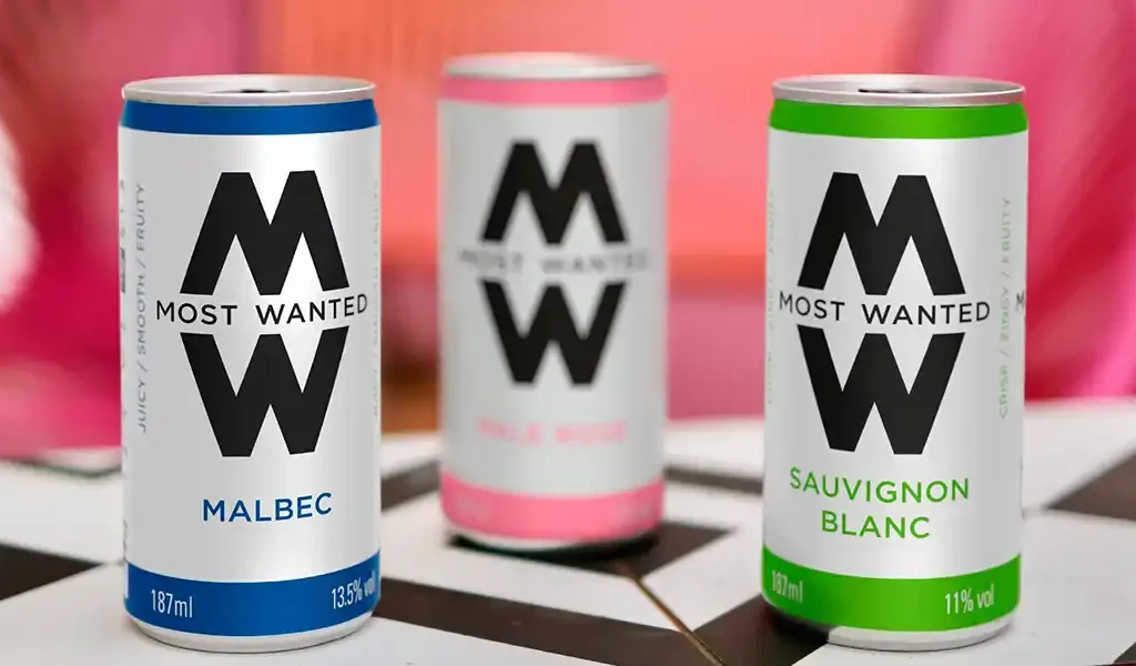 bebida most wanted wines en lata con variedades sobre mesa