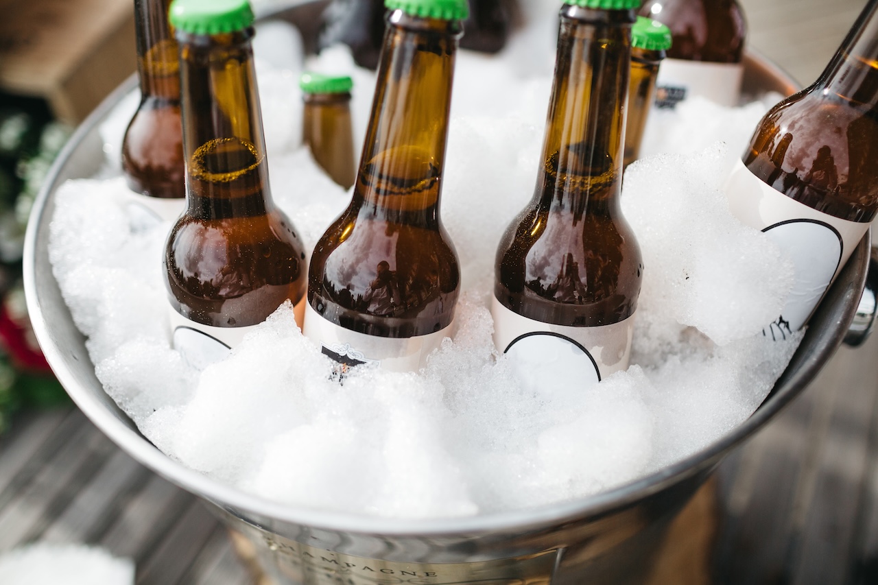 Botellas de sidra enfriándose en cubo de hielo