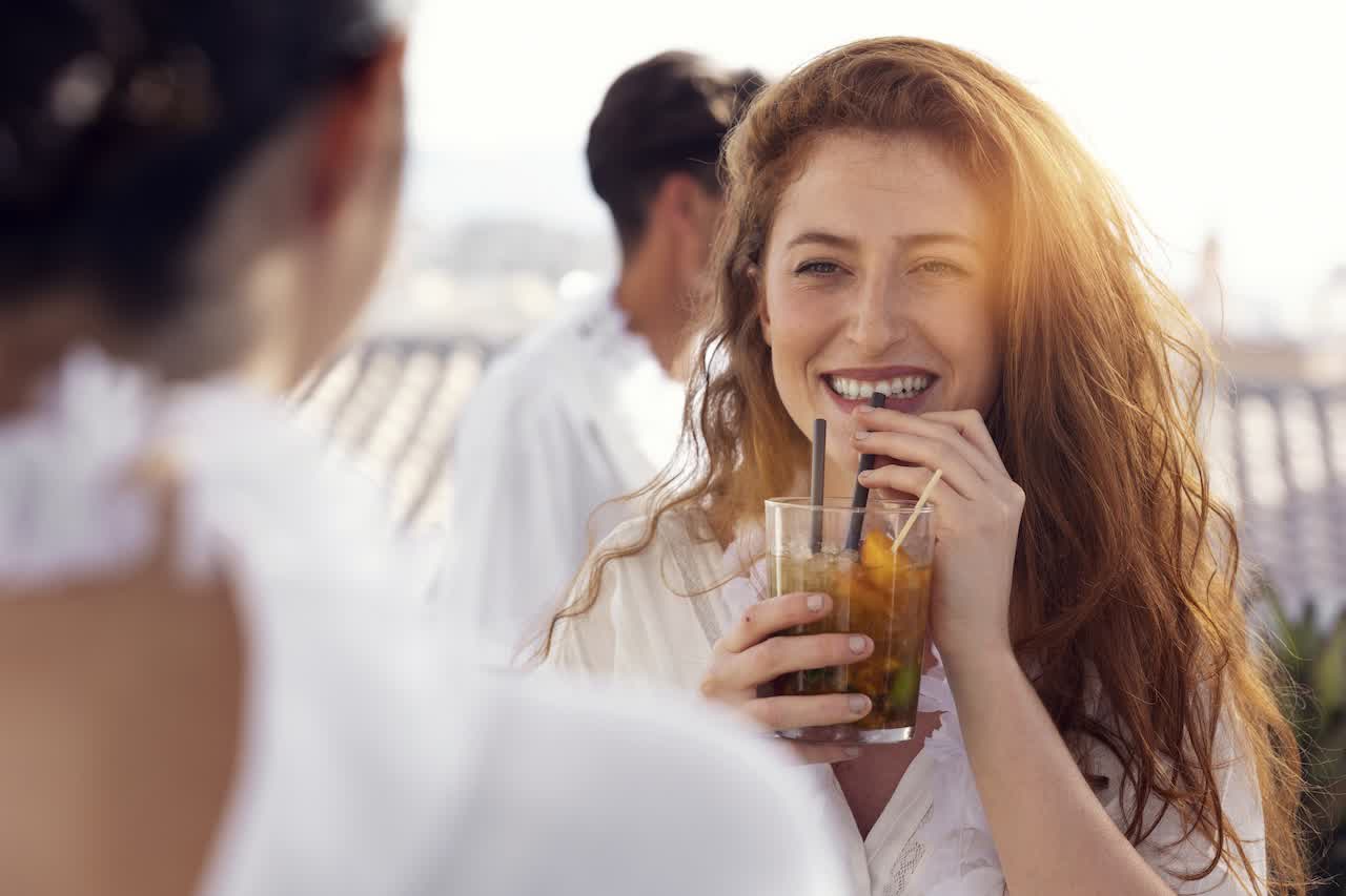 Mujer disfrutando sidra en terraza de verano