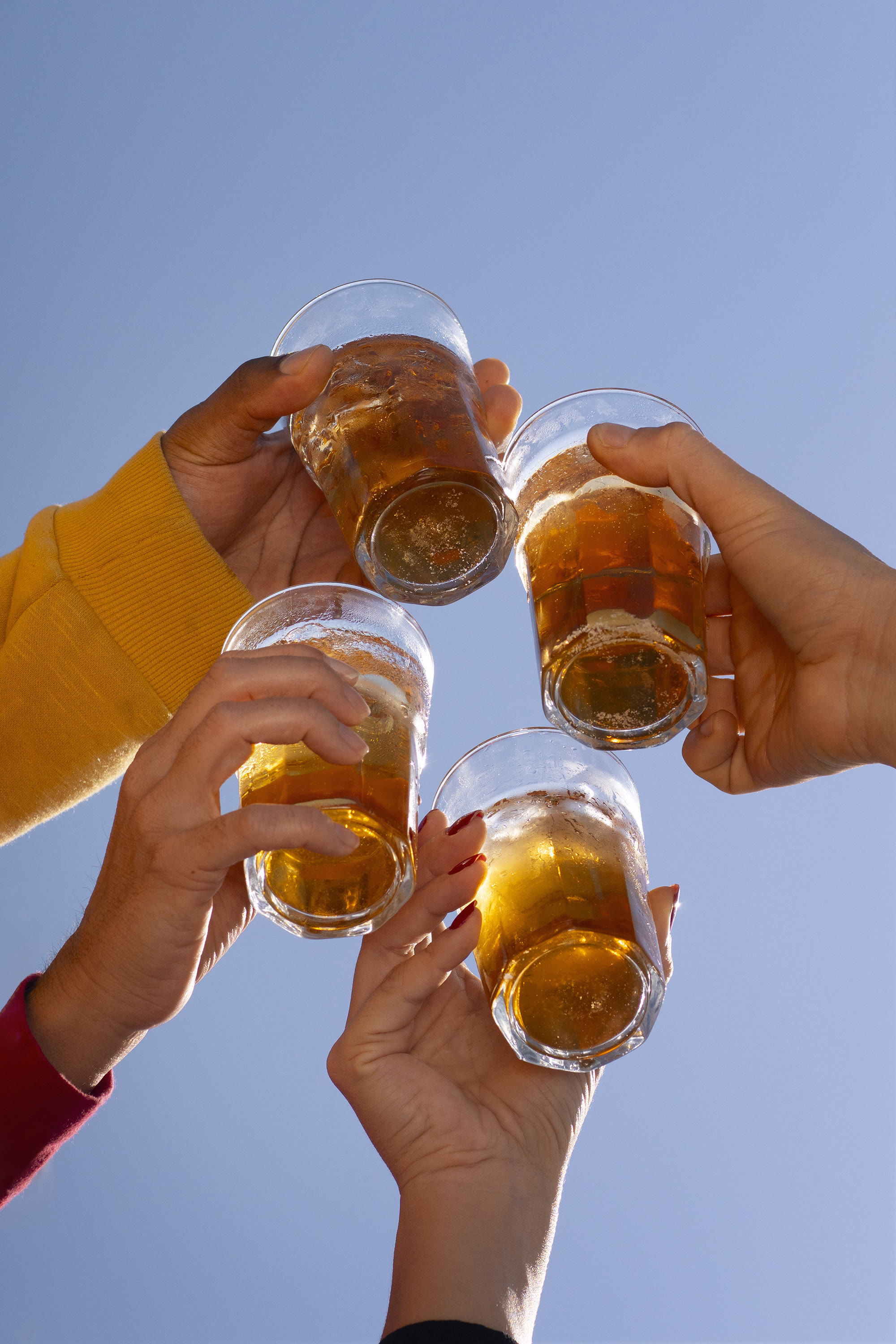 Grupo de amigos brindando con bebidas RTD al aire libre