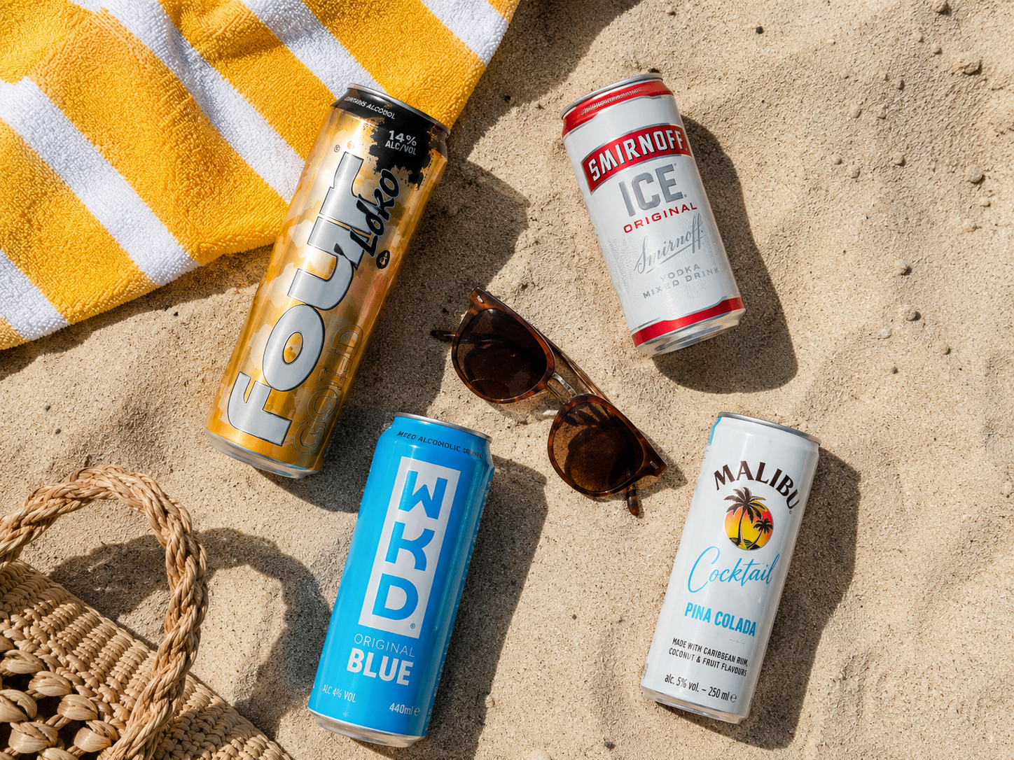 Bebidas RTD de verano en flat lay de playa