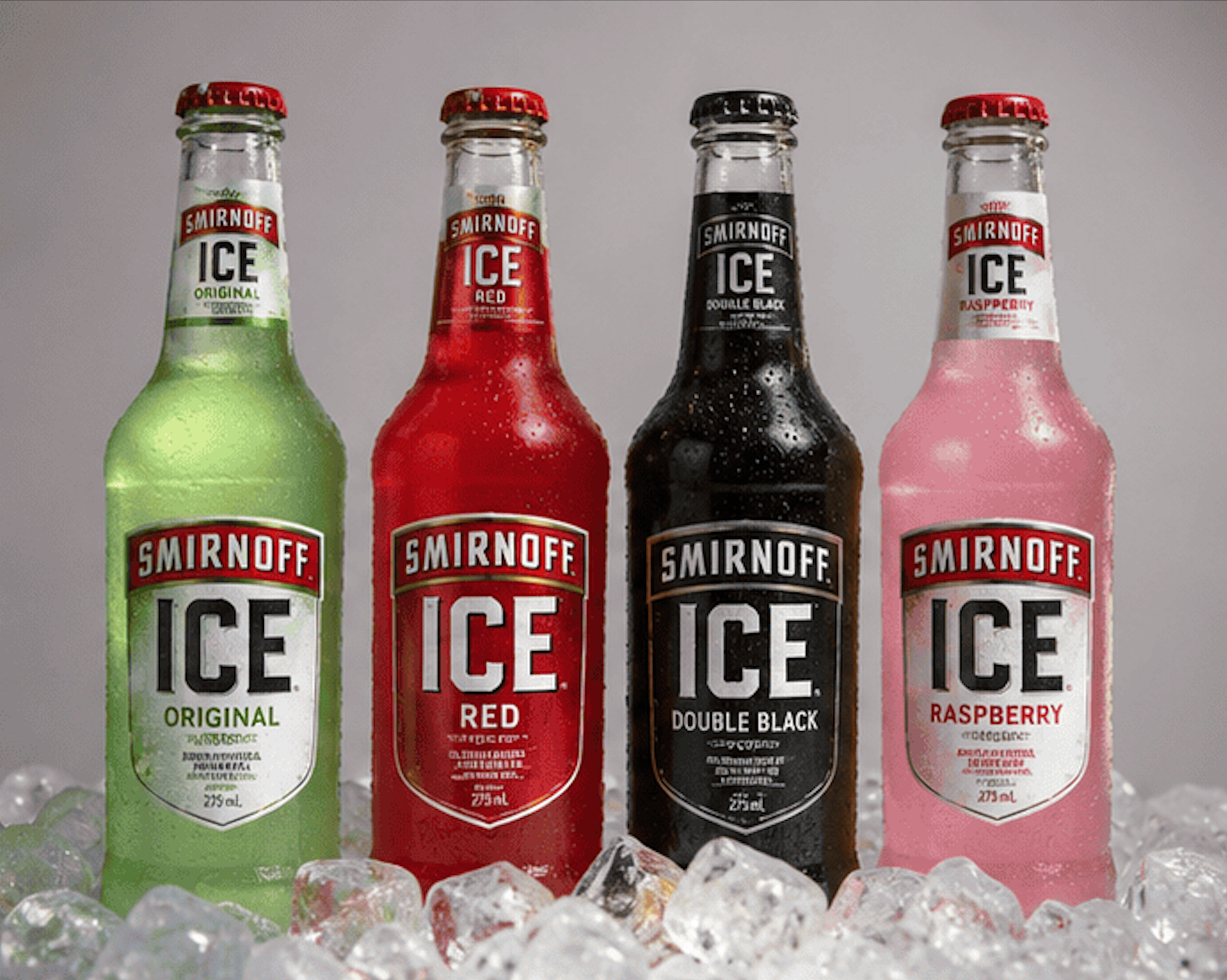 Cuatro botellas de Smirnoff Ice con sus variedades sobre hielo