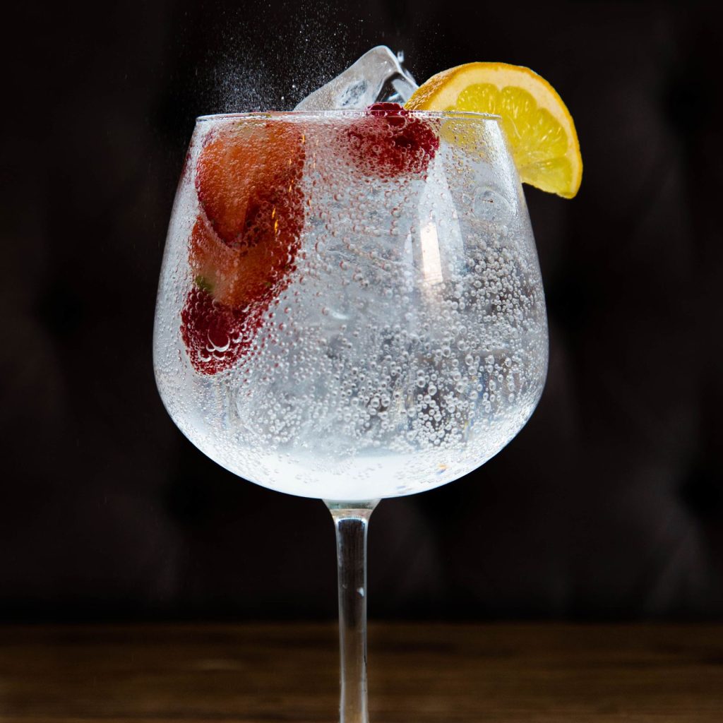 Gin-tonic con fresas y limón fresco como guarnición