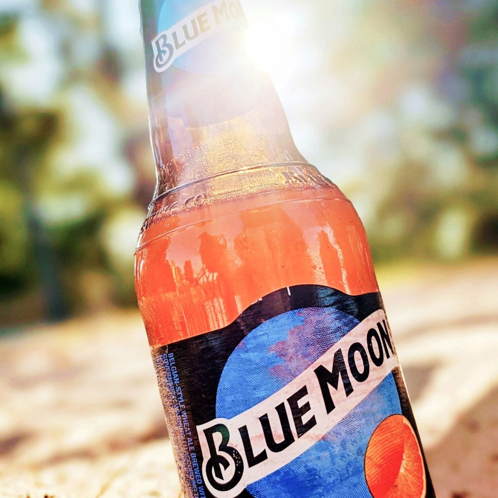 Cerveza Blue Moon servida con una rodaja de naranja