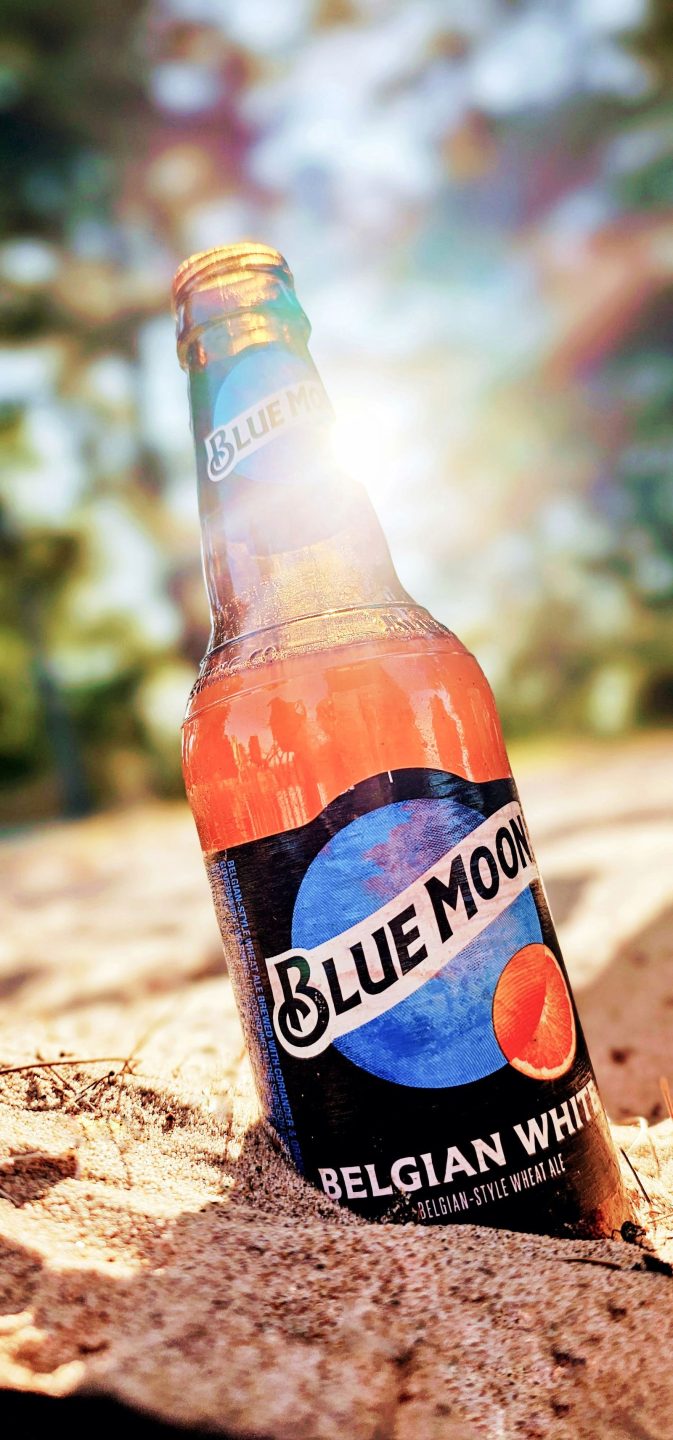 Cerveza Blue Moon servida con una rodaja de naranja