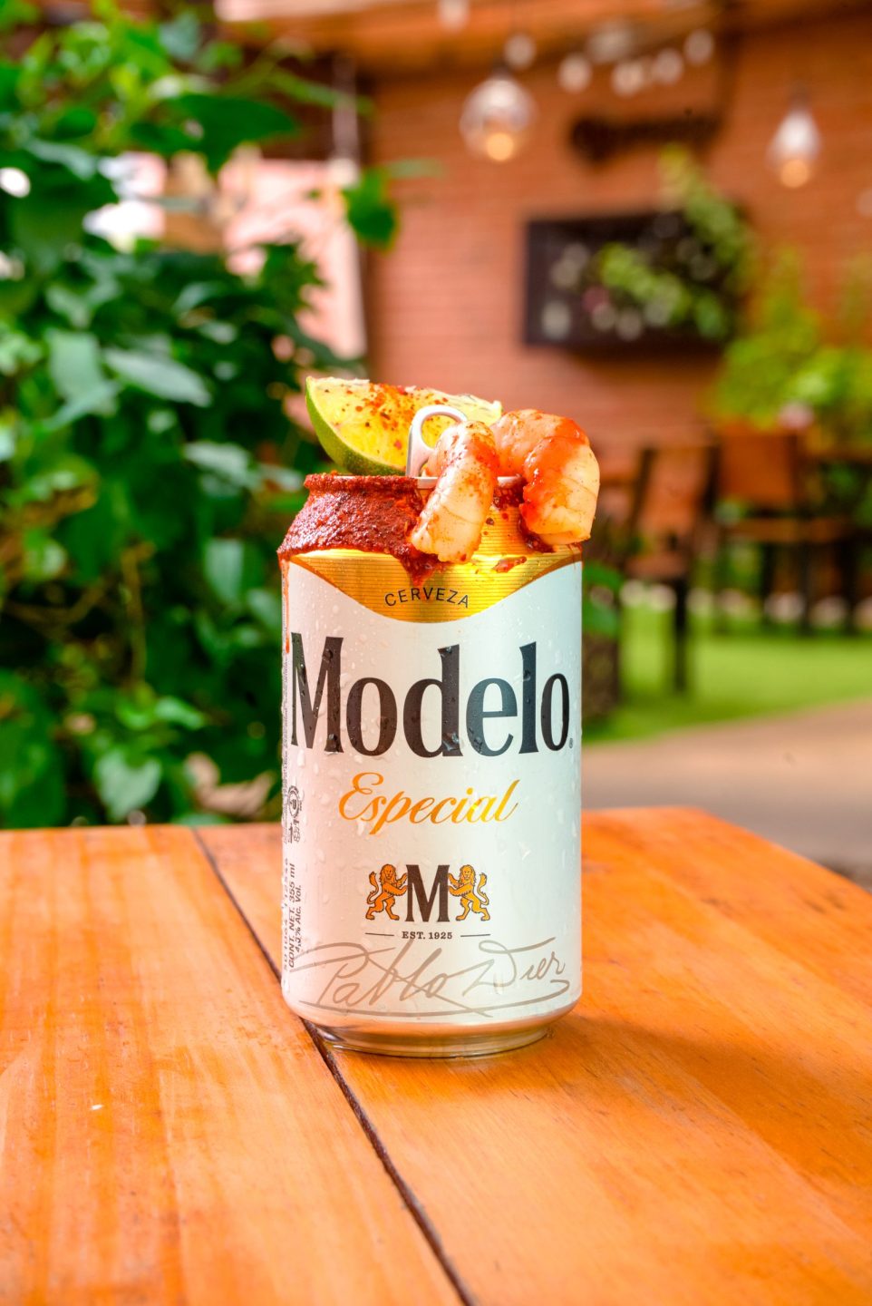 Cerveza servida en terraza con guarnición cítrica