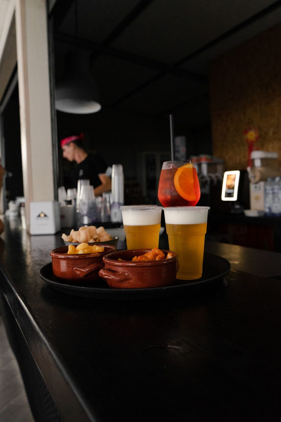 Cervezas servidas en bandeja para compartir en grupo