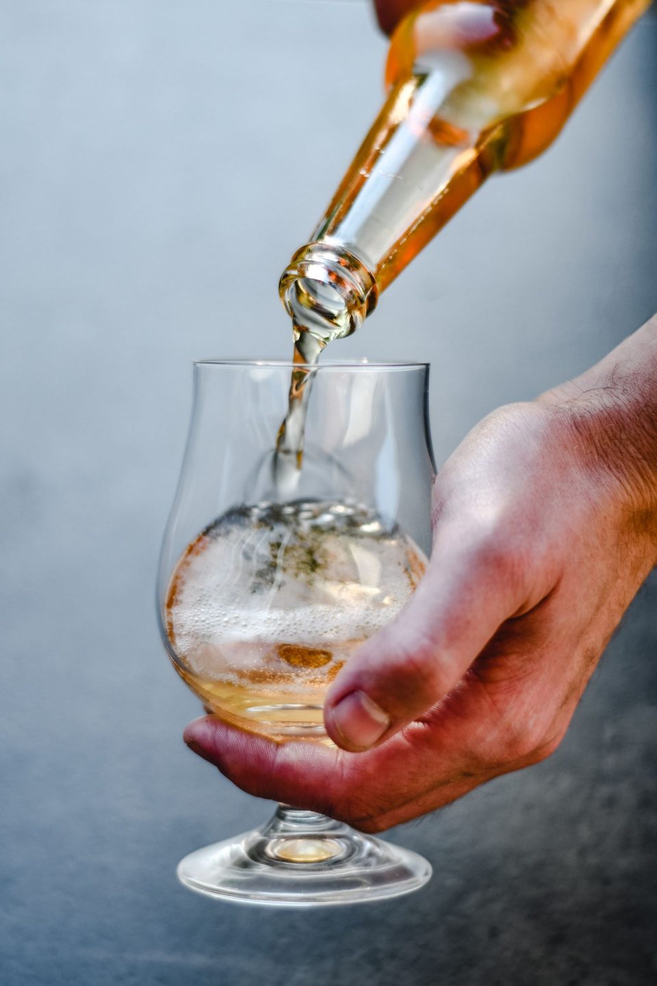 Cerveza artesanal sirviéndose en copa tulipa