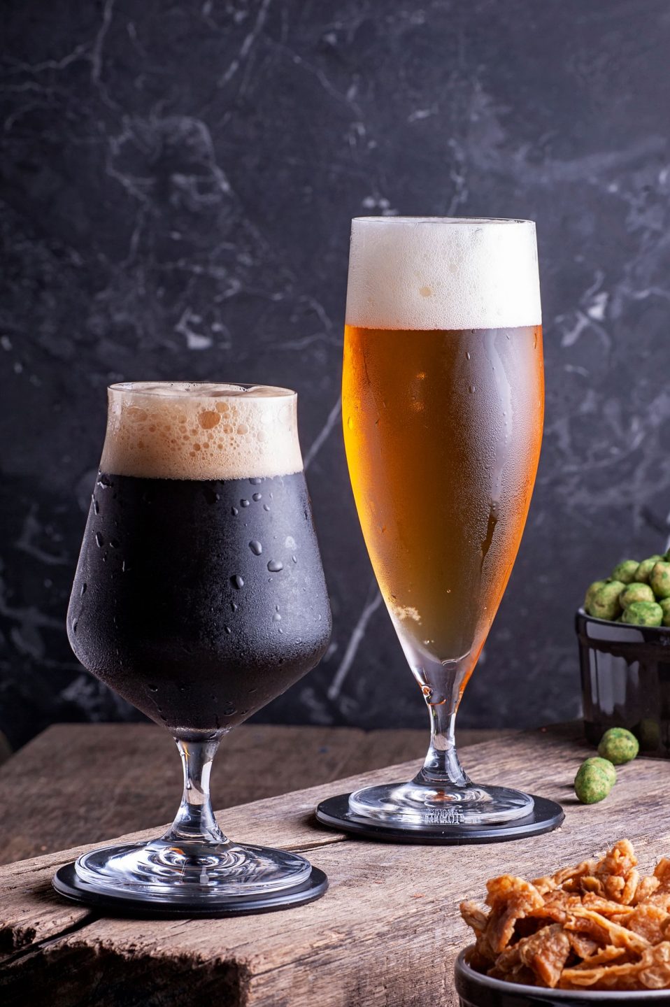 Variedad de cervezas artesanales sobre mesa de madera