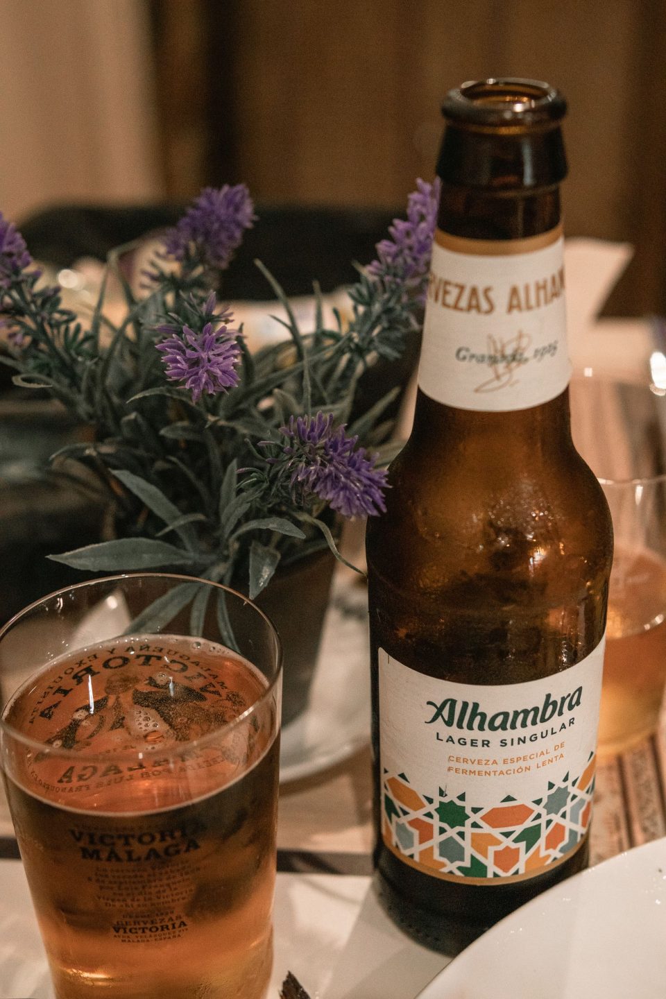 Botella de cerveza fría con hielo en una terraza de verano
