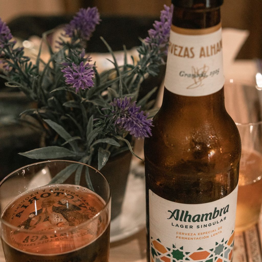 Botella de cerveza fría con hielo en una terraza de verano