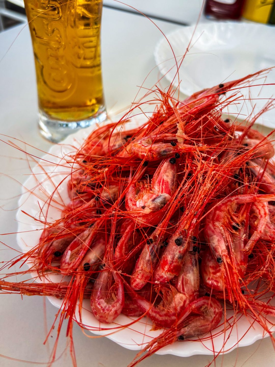 Cerveza Madrí servida junto a tapas españolas