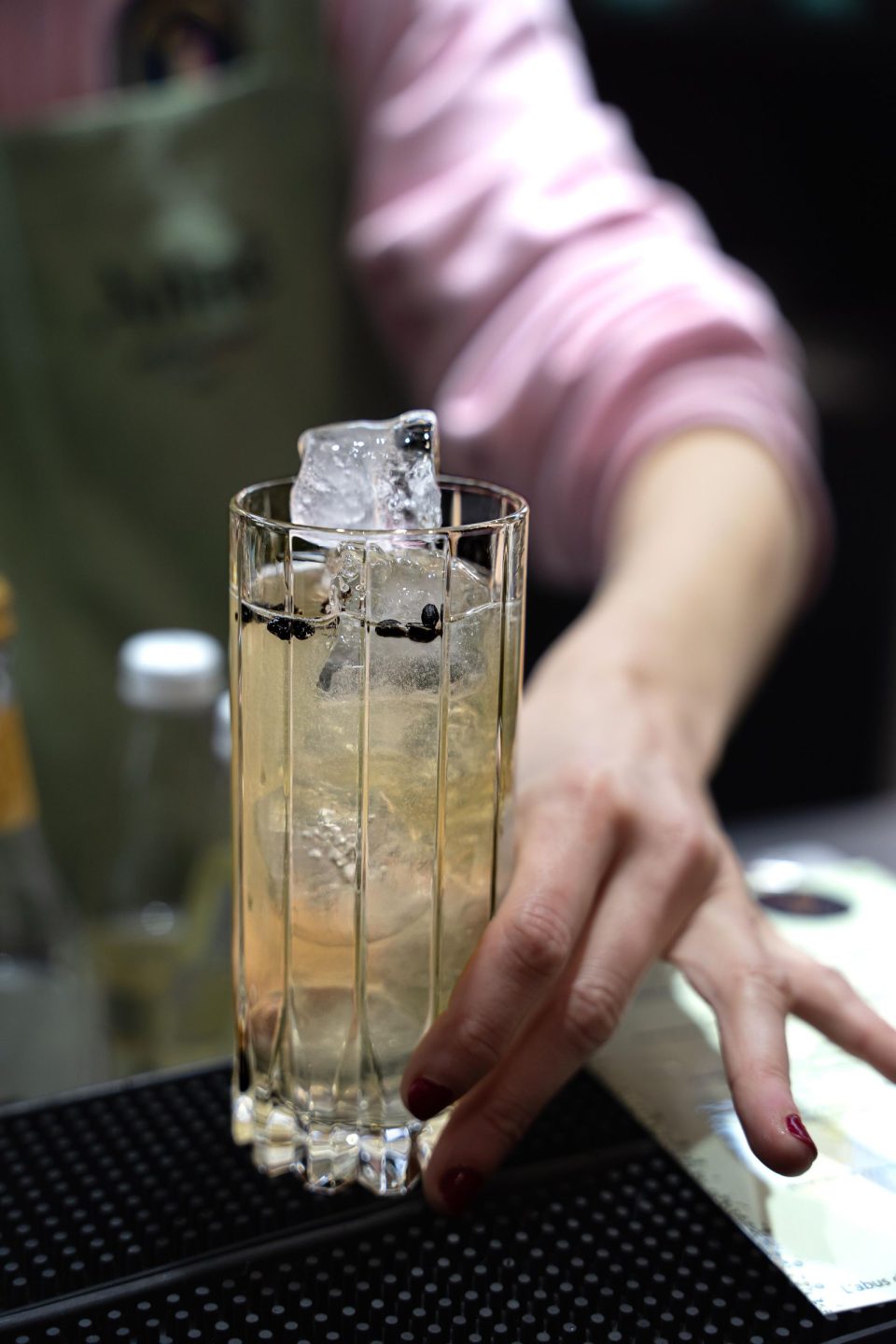 Bartender preparando un cóctel de ginebra