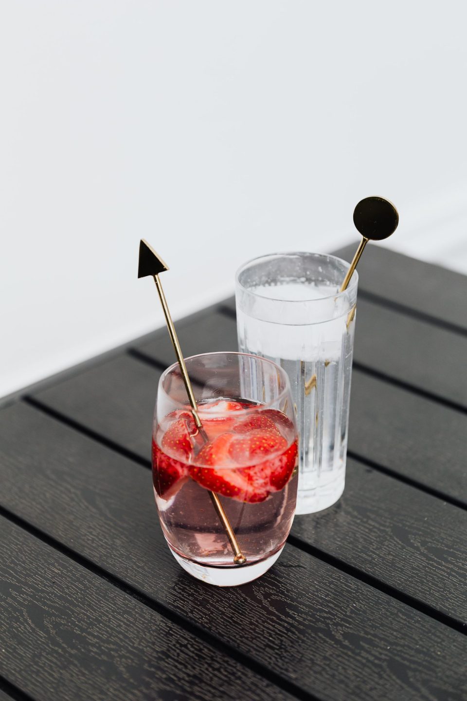 Copas de cóctel servidas en una mesa de terraza