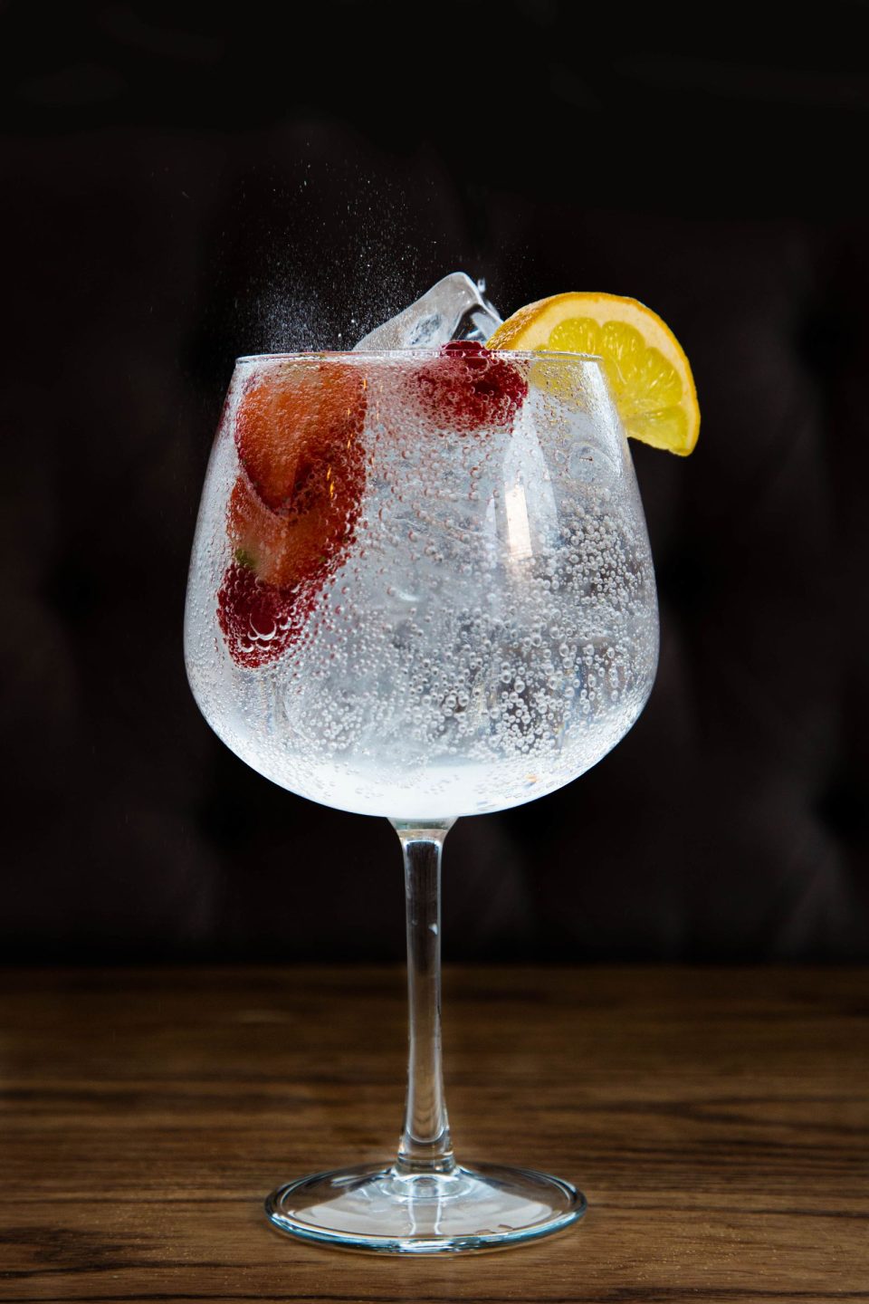 Gin-tonic con fresas y limón fresco como guarnición