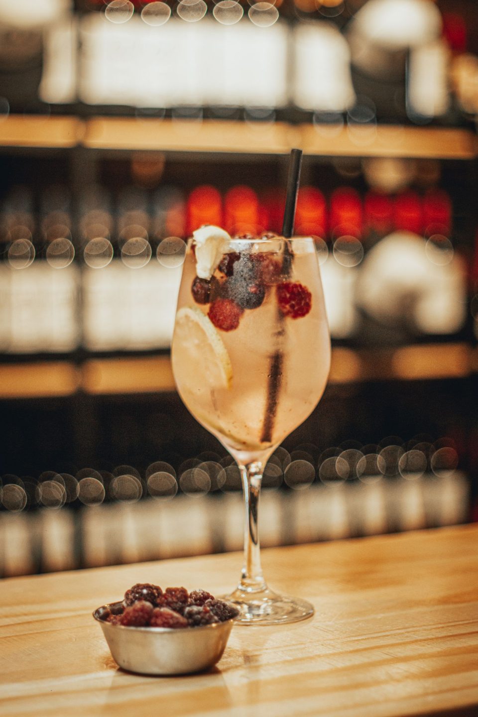 Detalle de gin-tonic sobre superficie de madera